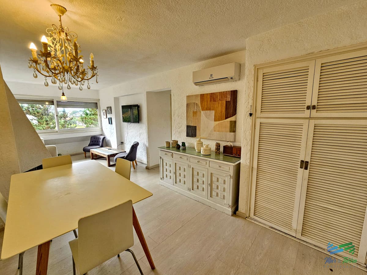 En venta apartamento 2 dormitorios con vista parcial a playa Brava, Punta del Este