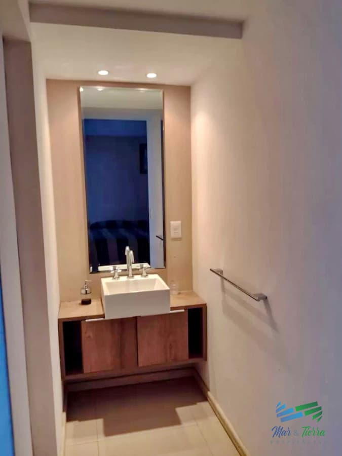 Vendo apartamento a 1 cuadra del puerto, edificio con buenos servicios, Punta del Este