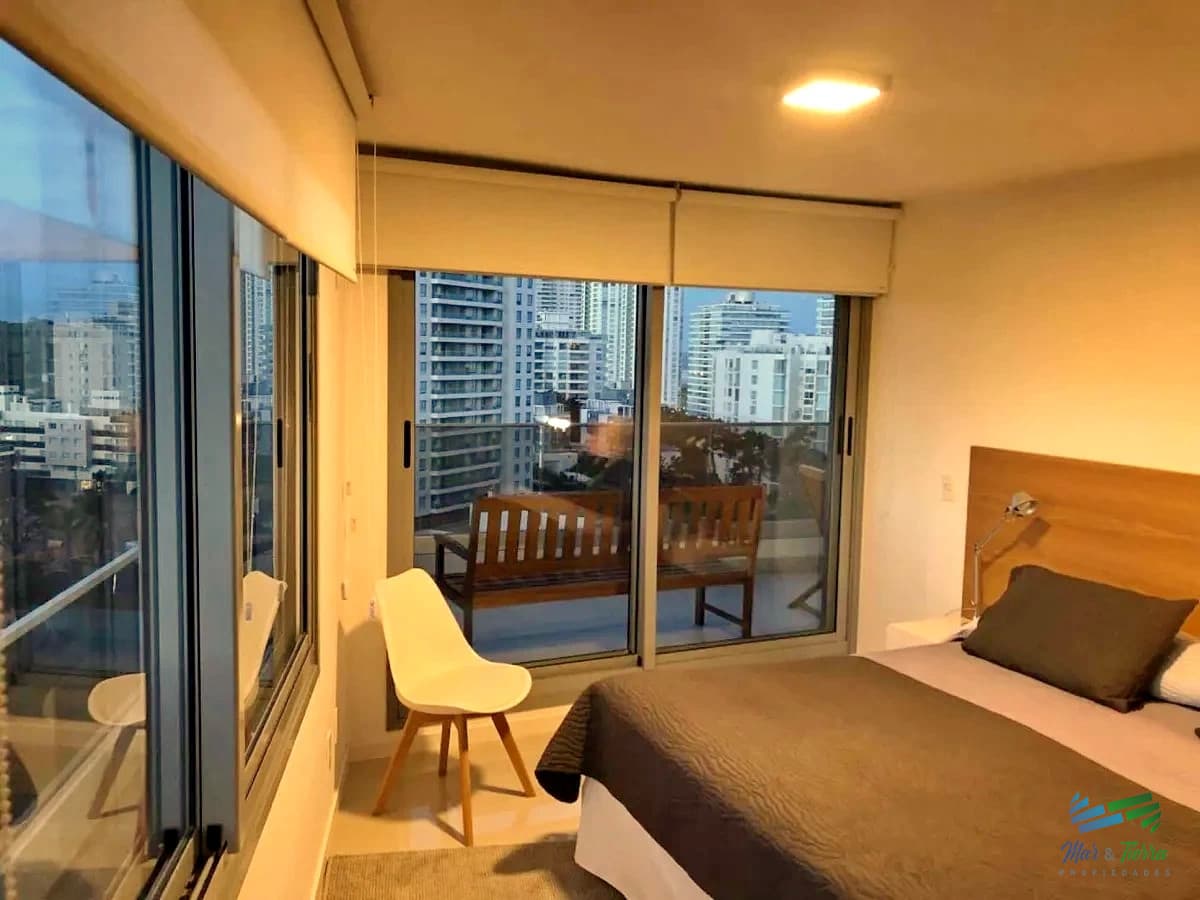 Vendo apartamento 3 dormitorios con servicios y vista parcial, playa brava, Punta del Este