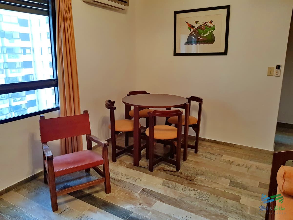 Vendo apartamento 1 dormitorio con servicios, a metros de los Dedos y Peninsula, Punta del Este