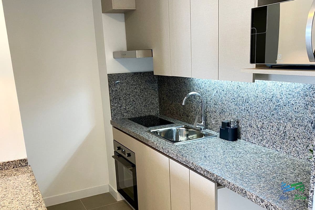 Alquilo por invierno amplio monoambiente con balcón al frente y buenos servicios, parada 5, Punta del Este