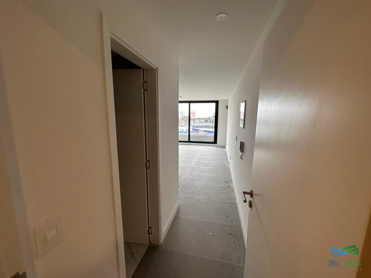 Vendo apartamento monoambiente a estrenar, con buenos servicios, en Punta del Este