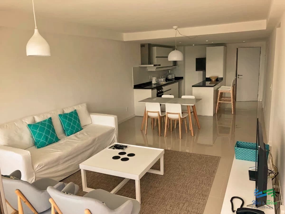 Vendo apartamento 3 dormitorios con servicios y vista parcial, playa brava, Punta del Este