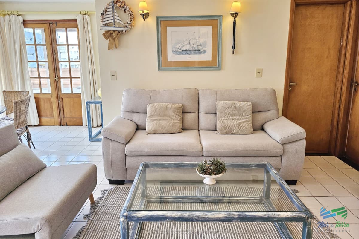 Apartamento con gran terraza, parrillero propio de 2 dormitorios y 2 baños a 1 cuadra de Gorlero. Punta del este.