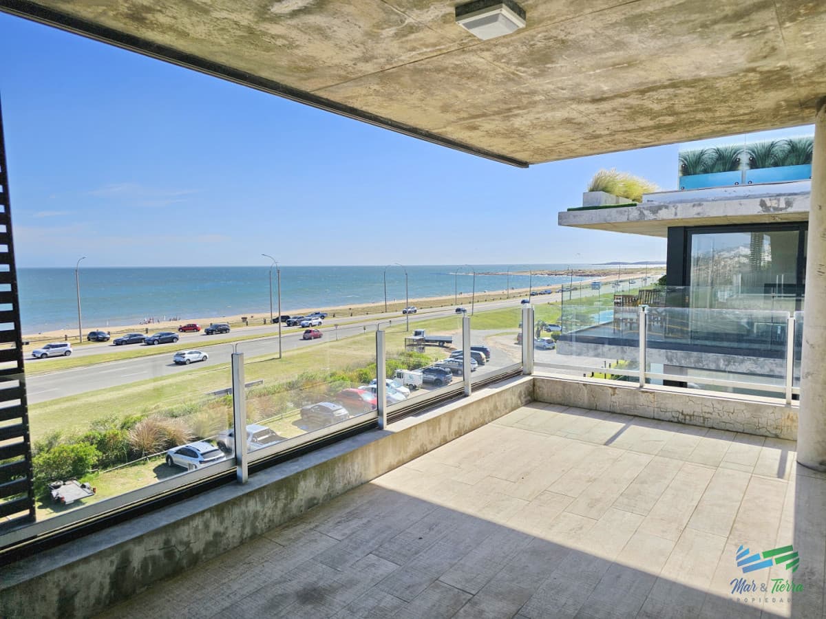 Alquiler anual apartamento penthouse frente al mar 3 dormitorios, Playa Mansa, Pinares, Punta del Este.