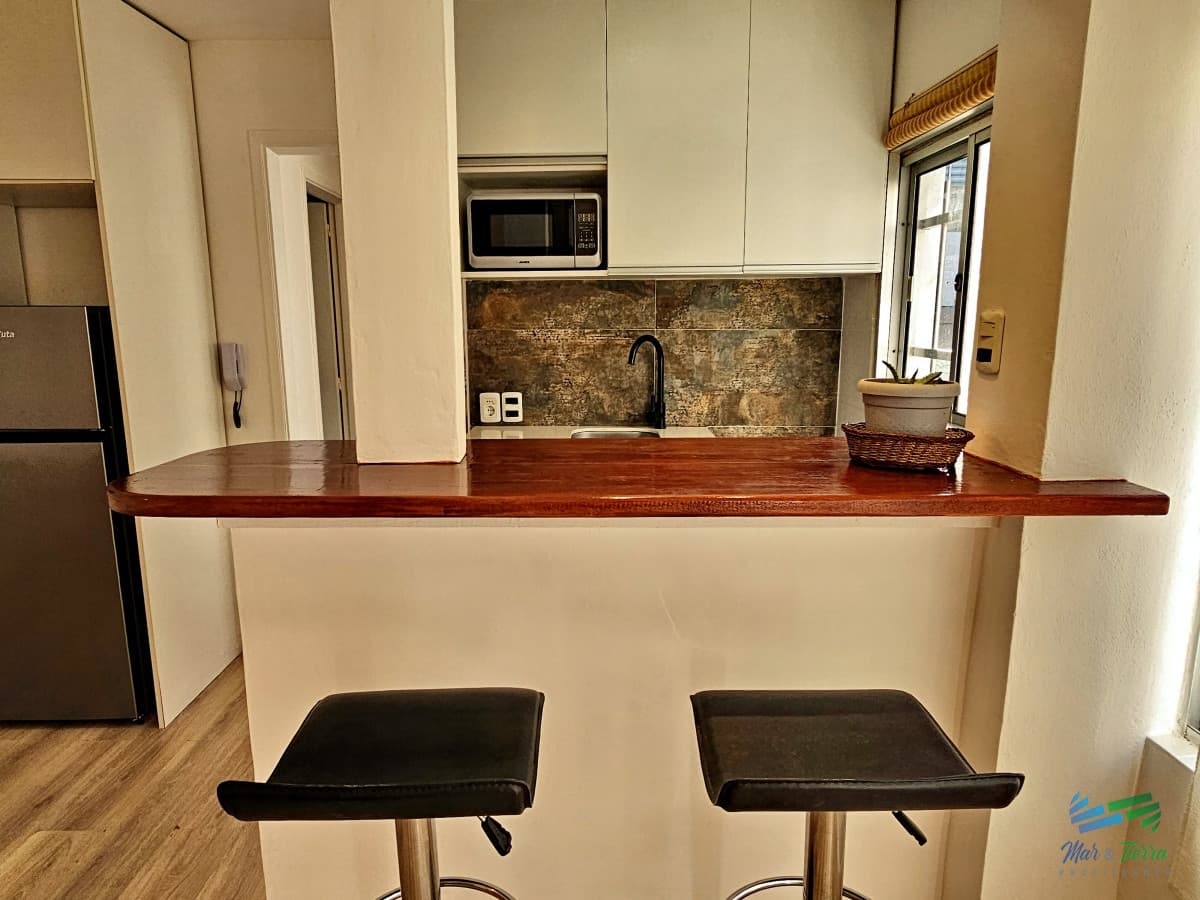 En venta apartamento reciclado, 1 dormitorio y medio con cochera en Peninsula, Punta del Este.