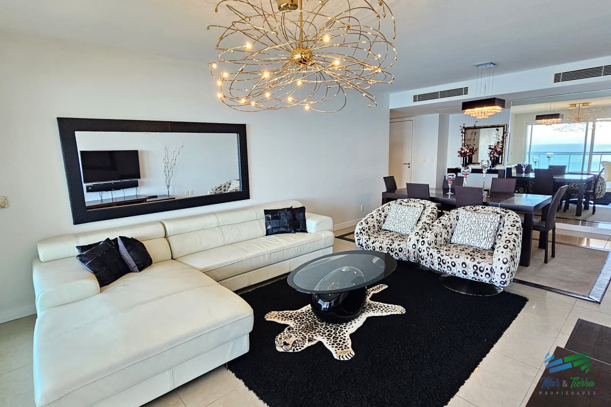 Alquilo apartamento 3 dormitorios frente al mar con servicios, Playa Mansa, Punta del Este