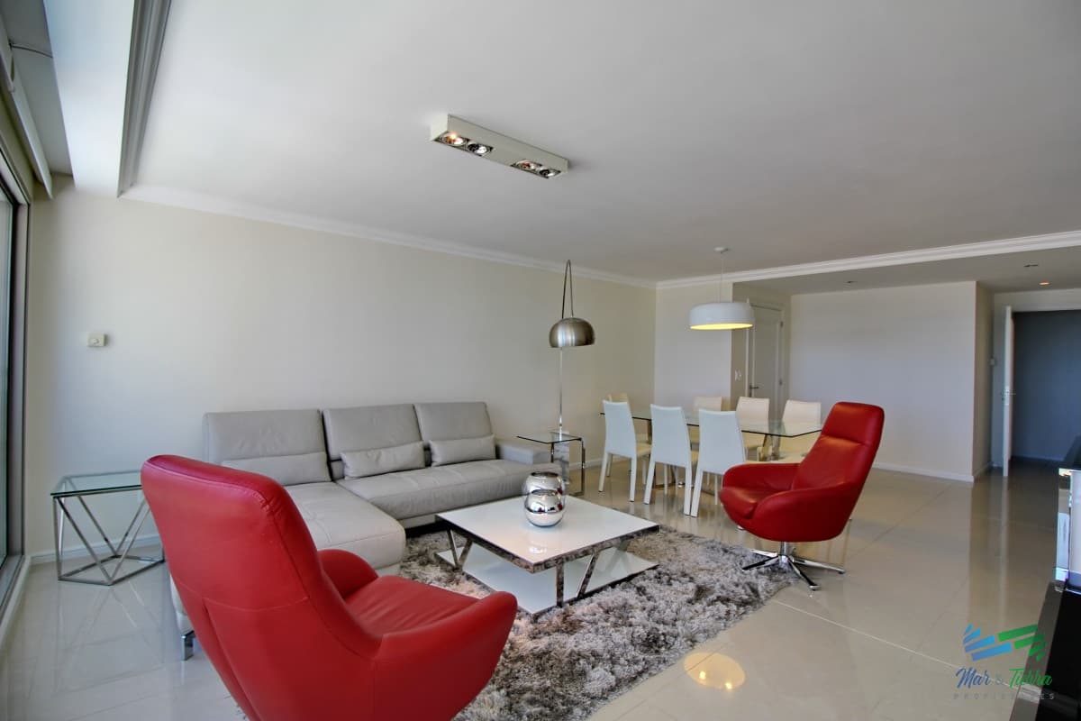 En venta apartamento Imperiale de 3 dormitorios, primera linea frente al mar, Punta del Este