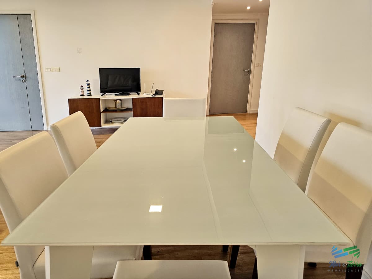 APARTAMENTO EN VENTA, 2 DORMITORIOS EN SUITE, PUNTA DEL ESTE. EN EDIFICIO CON SERVICIOS