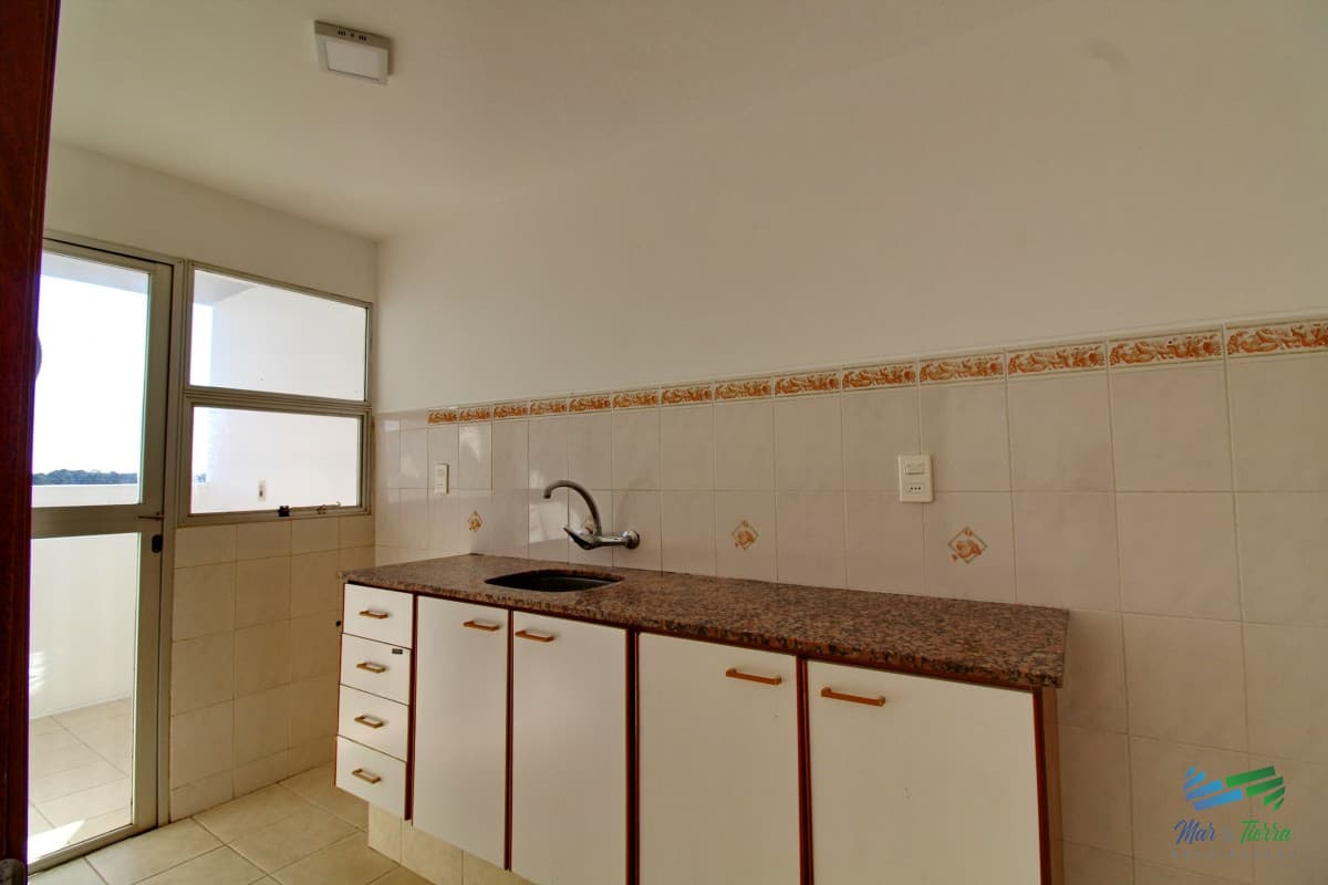 OPORTUNIDAD!!! Vendo apartamento 2 dormitorios en centro de Maldonado, piso alto con balcón.