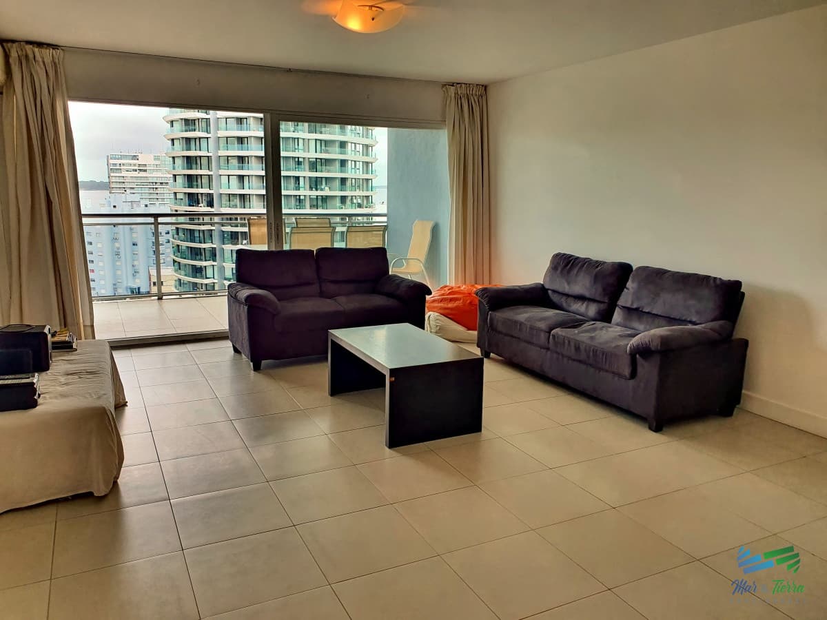 Vendo apartamento 3 dormitorios con parrillero propio y servicios en Punta del Este