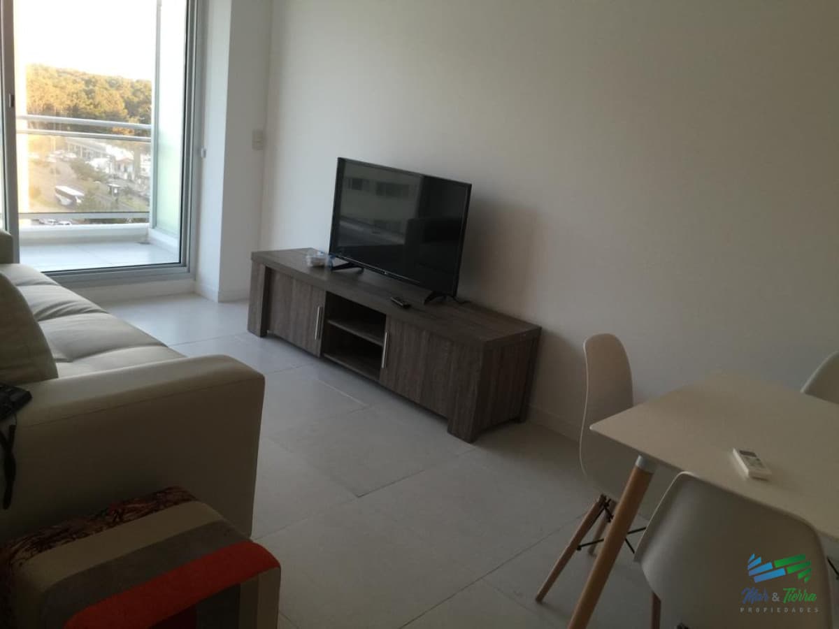 ALQUILER ANUAL, TORRE CON SERVICIOS, 1 DORMITORIO, PUNTA DEL ESTE