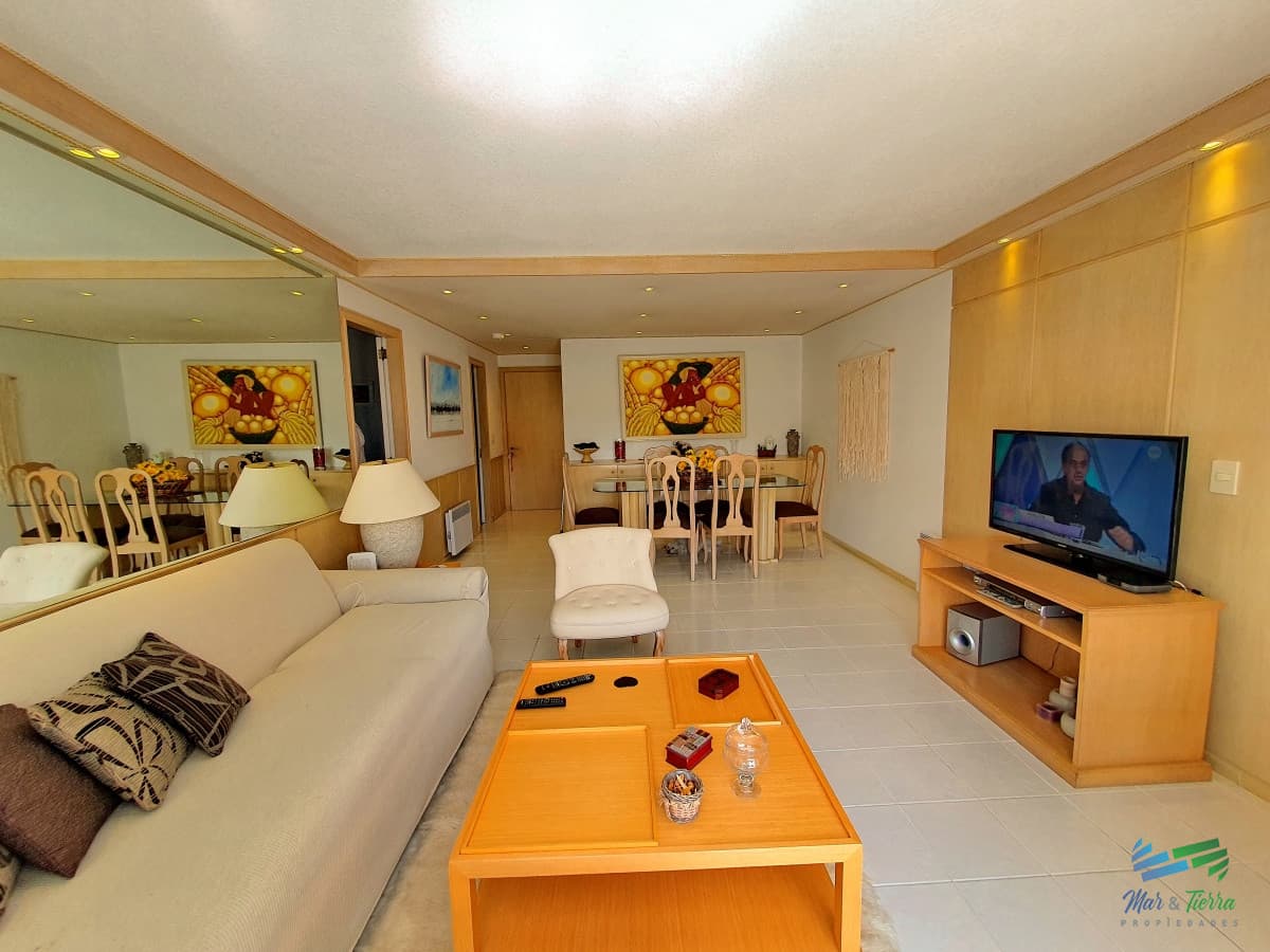 Vendo apartamento de 2 dormitorios, 2 baños y cochera. Playa Mansa, Punta del Este.