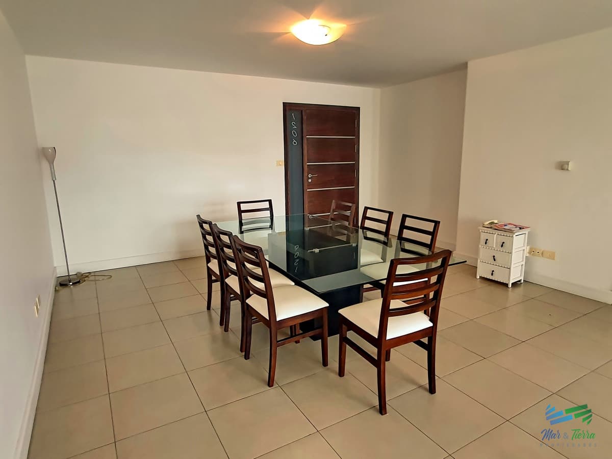 Vendo apartamento 3 dormitorios con parrillero propio y servicios en Punta del Este