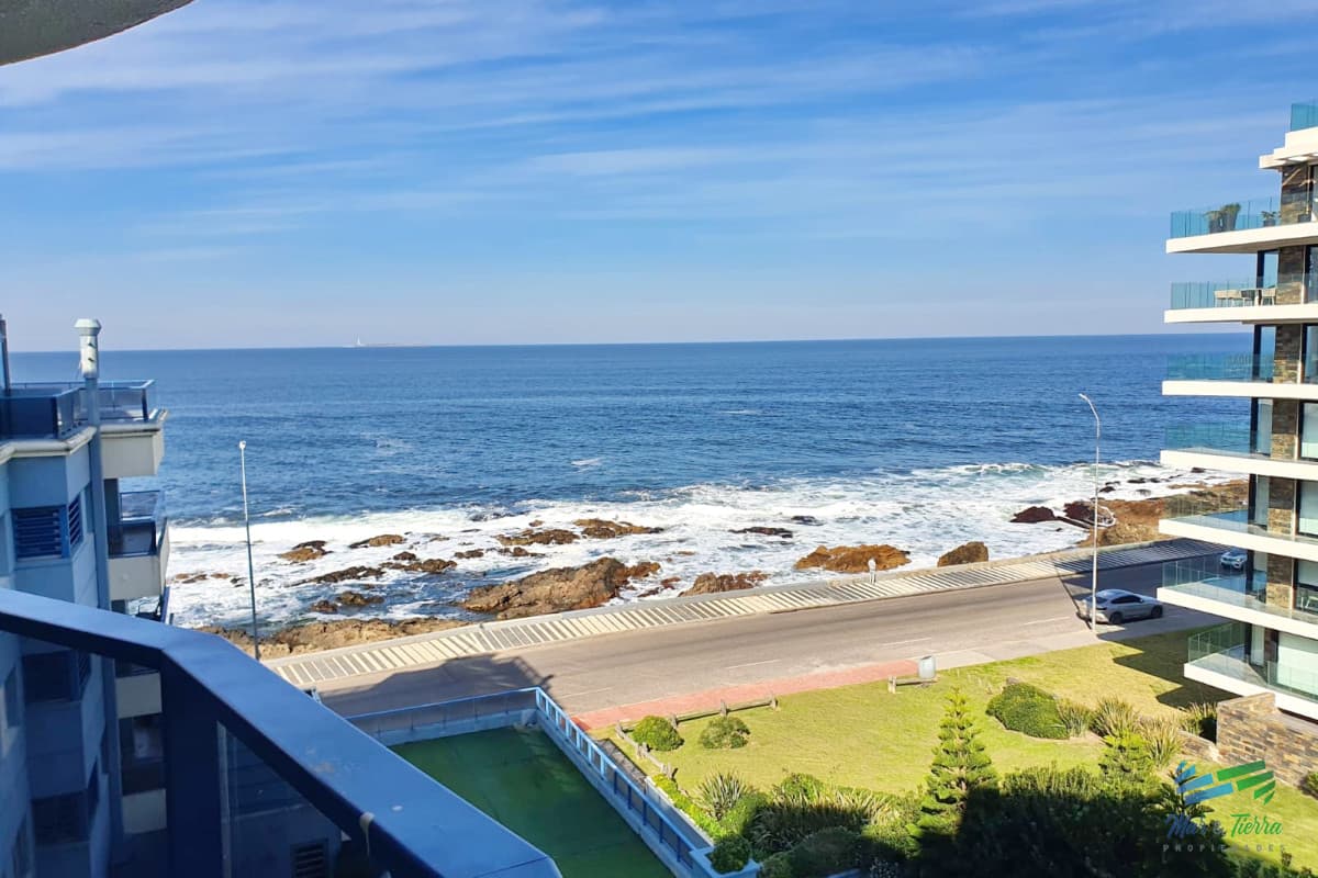 APARTAMENTO FRENTE AL MAR, EN VENTA. CON TERRAZA PRIVADA, EN LA PENÍNSULA, PUNTA DEL ESTE!