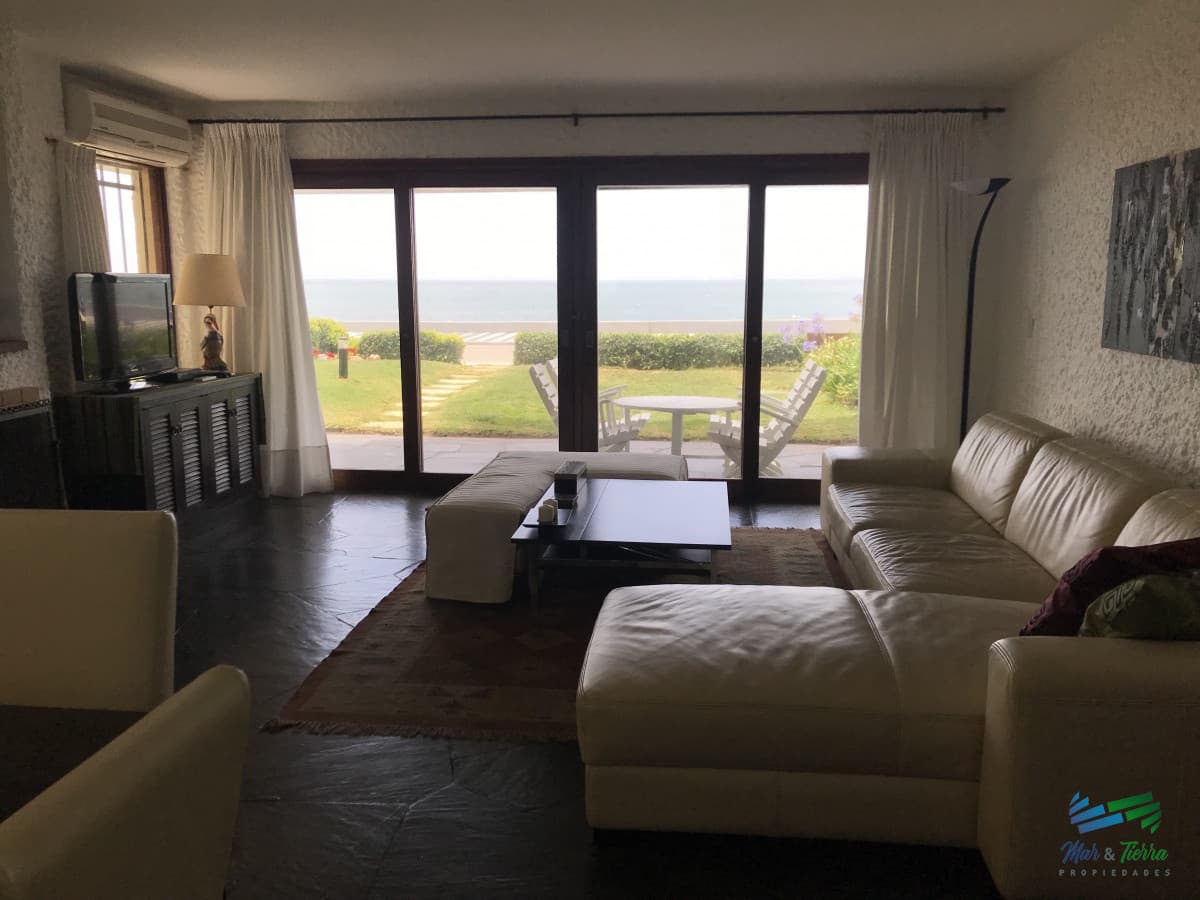 Excelente apartamento reciclado en venta de 3 dormitorios, frente al mar en Punta del Este.