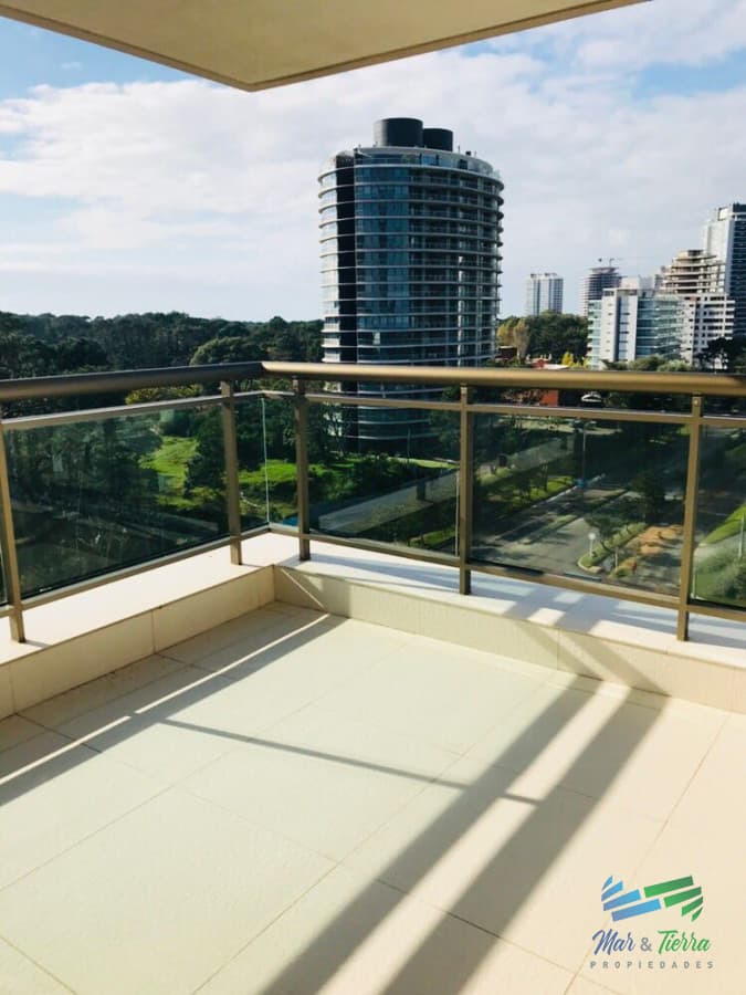 Apartamento de 3 dormitorios en Venta. Ave. Roosevelt, Punta Del Este