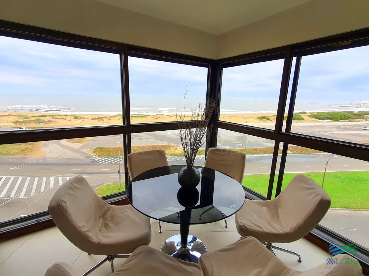 En venta apartamento 3 dormitorios, vista al mar, primera linea playa Brava, Punta del Este