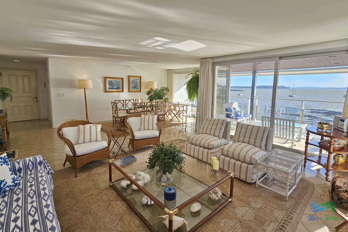 Excelente opción en alquiler y venta, primera línea sobre el Puerto de Punta del Este.