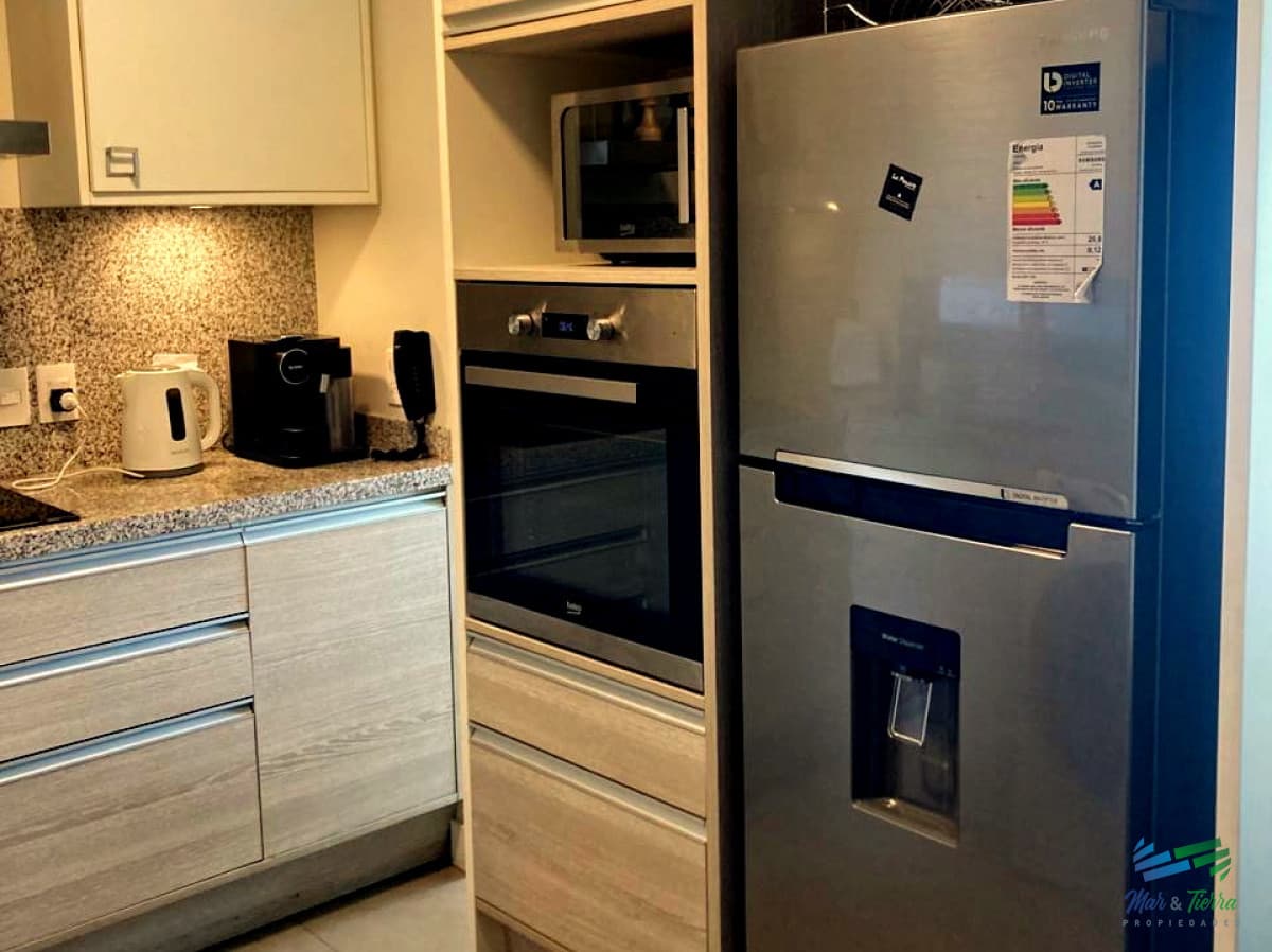 APARTAMENTO EN VENTA, DOS DORMITORIOS, EN TORRE CON SERVICIOS.