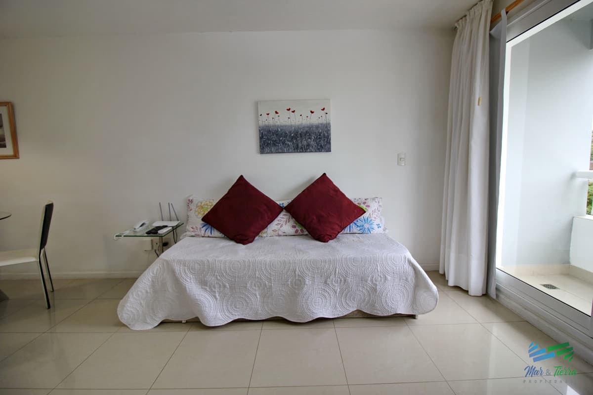 En venta apartamento 1 dormitorio con servicios y garaje en Roosevelt, zona Punta Shopping,Punta del Este
