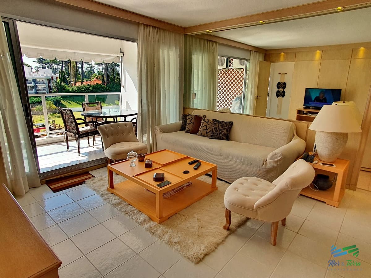 Vendo apartamento de 2 dormitorios, 2 baños y cochera. Playa Mansa, Punta del Este.