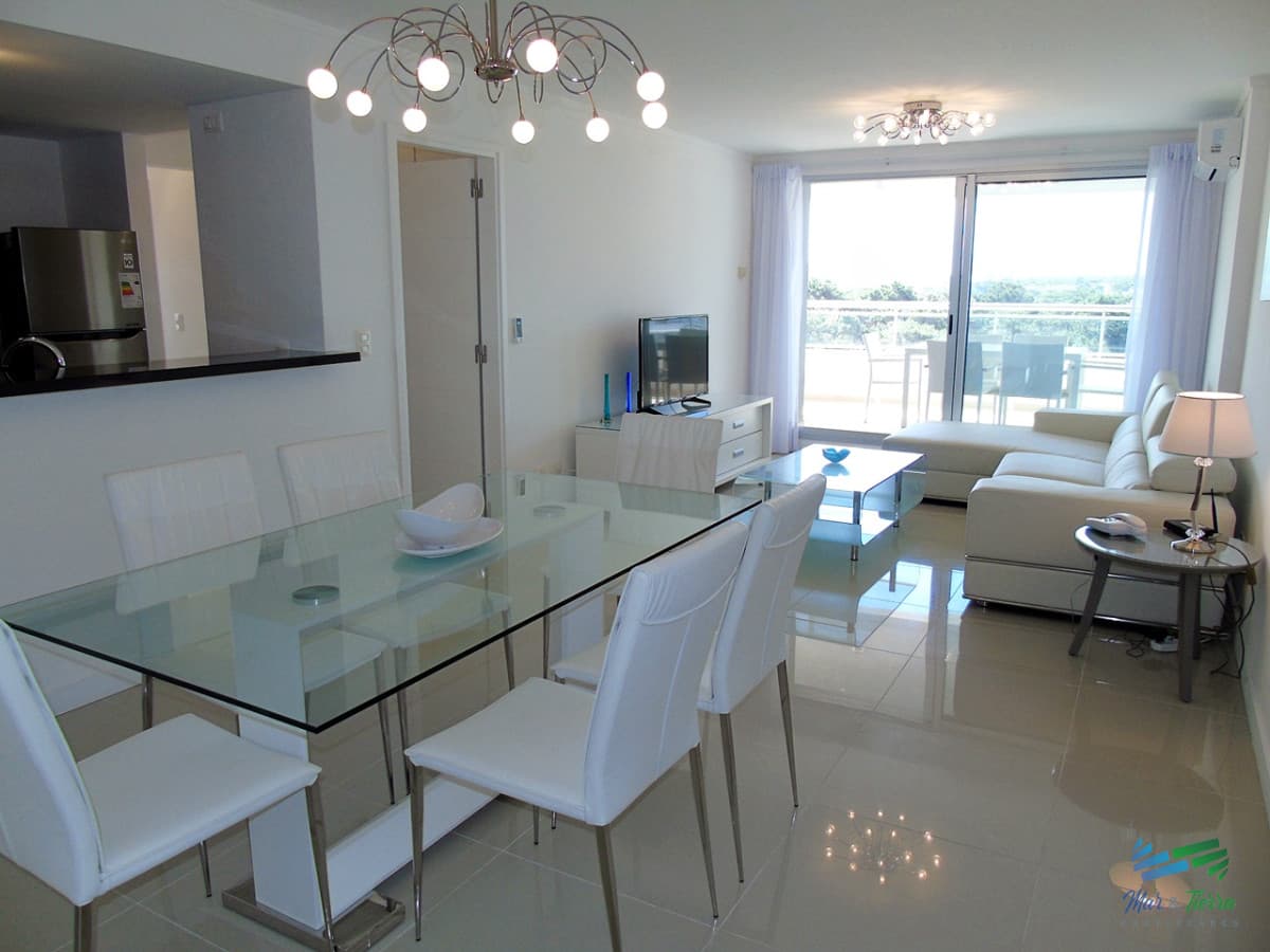 A metros del mar, en una de las zonas de mas categoría. Apartamento en piso alto con vista al mar.OPORTUNIDAD