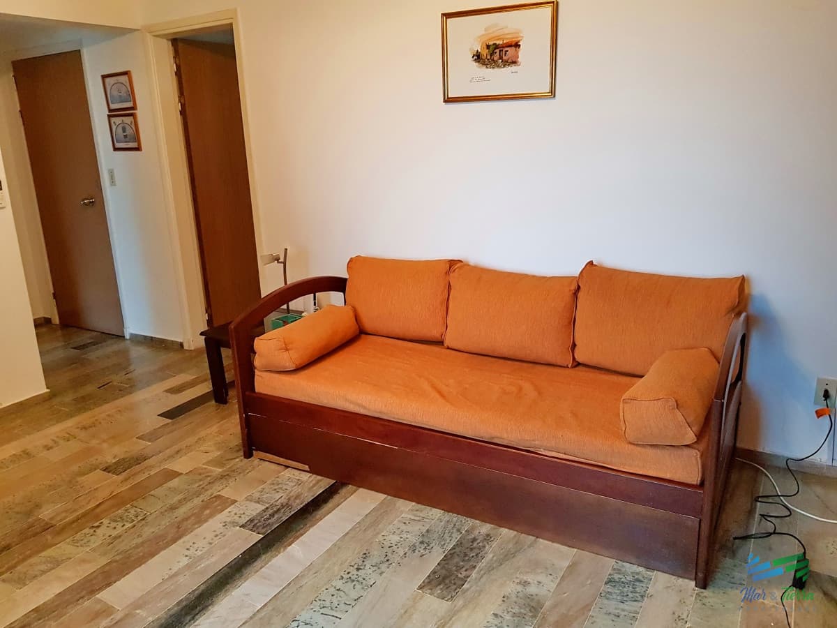 Vendo apartamento 1 dormitorio con servicios, a metros de los Dedos y Peninsula, Punta del Este