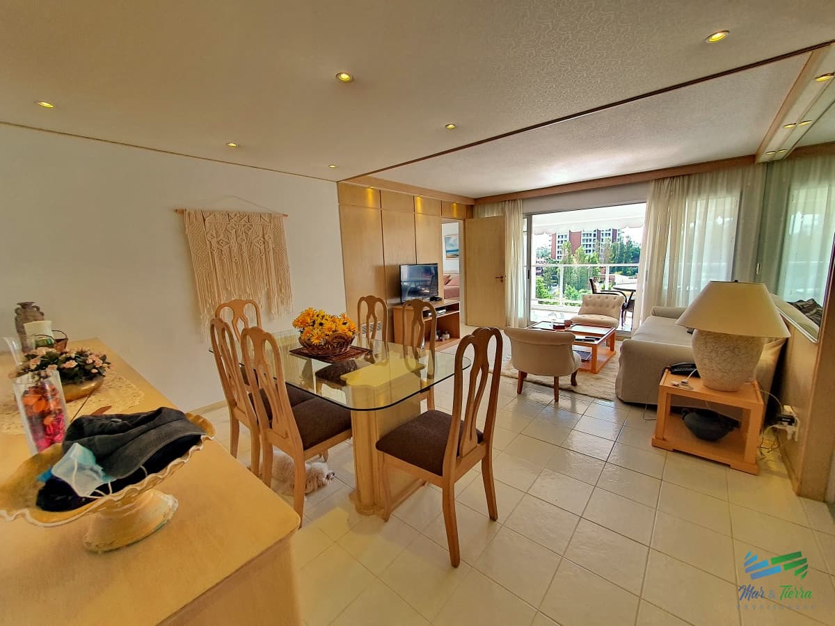 Vendo apartamento de 2 dormitorios, 2 baños y cochera. Playa Mansa, Punta del Este.