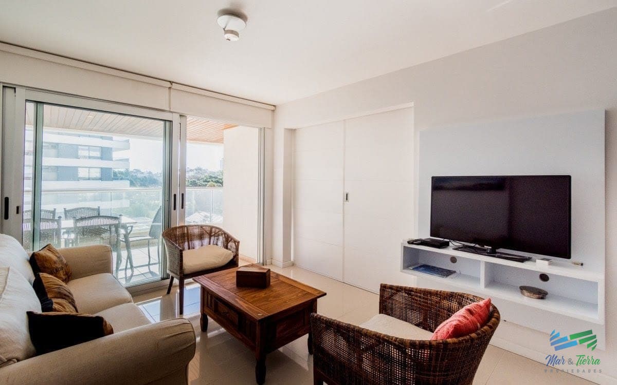 Venta apartamento de 2 dormitorios y medio con gran terraza en Playa Brava Punta del este