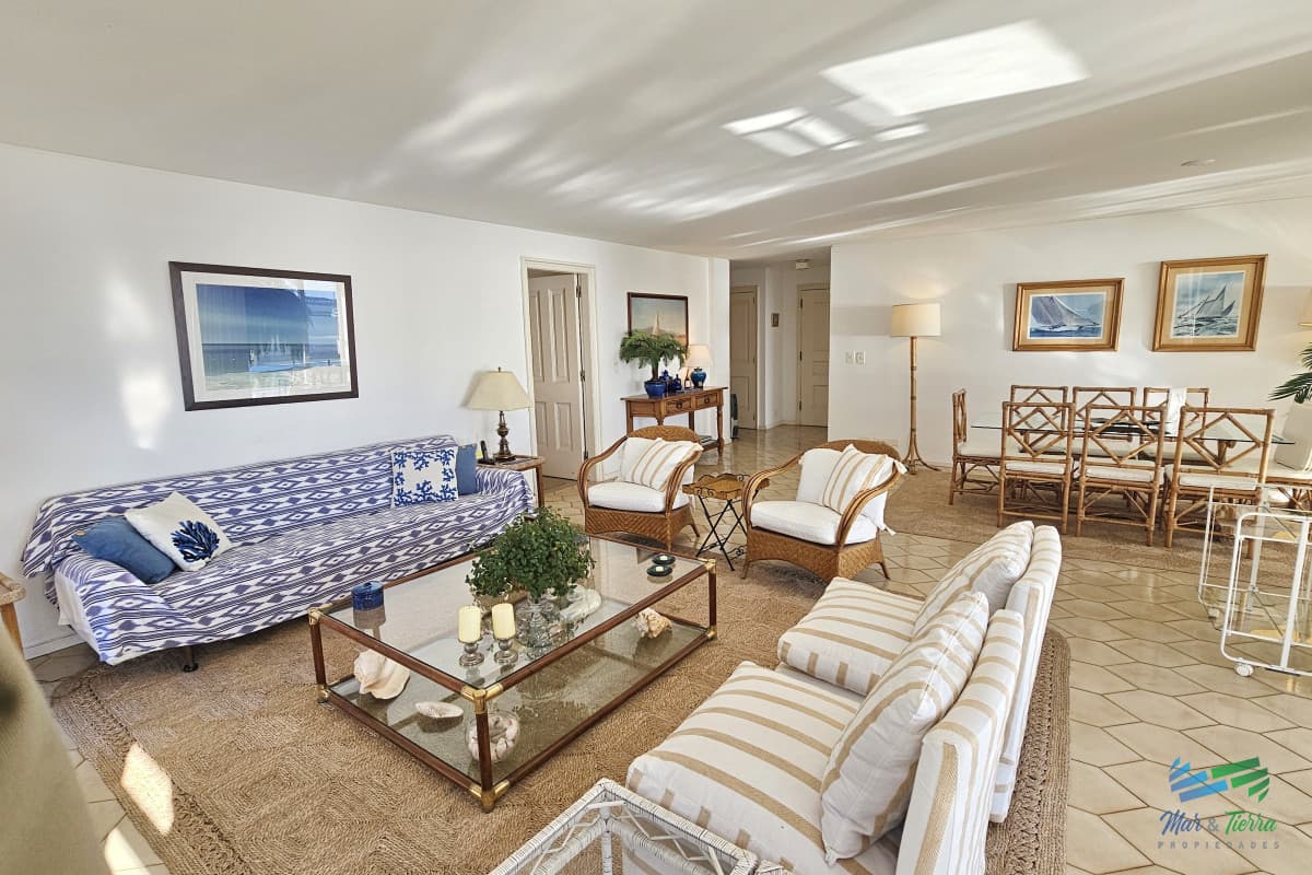 Excelente opción en alquiler y venta, primera línea sobre el Puerto de Punta del Este.