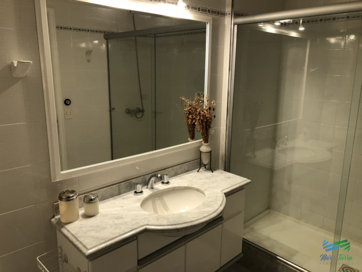 En venta.. piso intermedio, planta amplia muy luminosa, en excelente condiciones.
