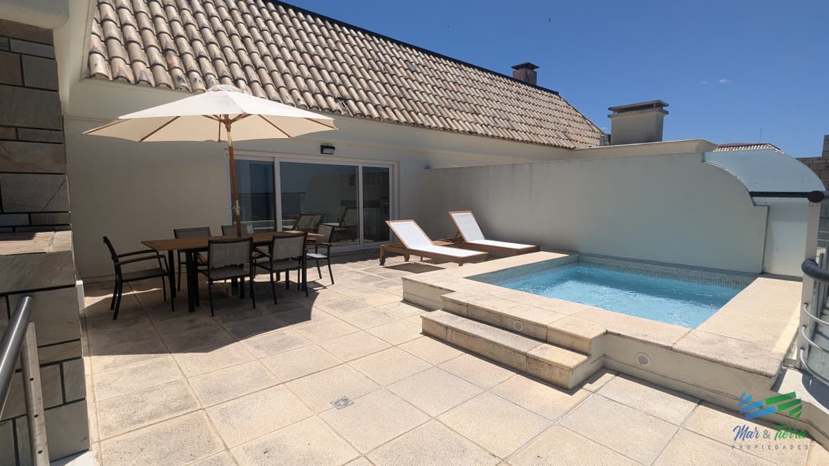 Venta de apartamento Petnhouse 3 dormitorios 3 baños frente al mar, playa MansaPunta del Este