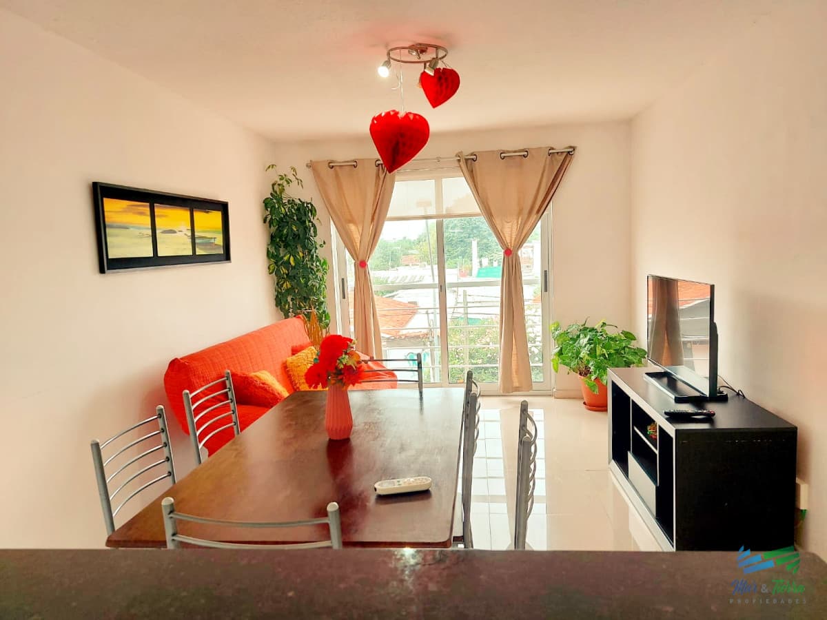 Venta de apartamento un dormitorio y medio en Maldonado, centro.