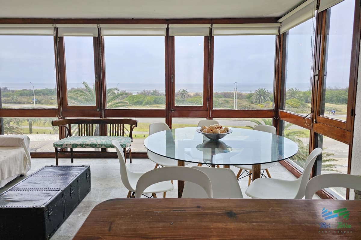 En venta apartamento de 2 dormitorios frente al mar con vista a playa brava, Punta del Este