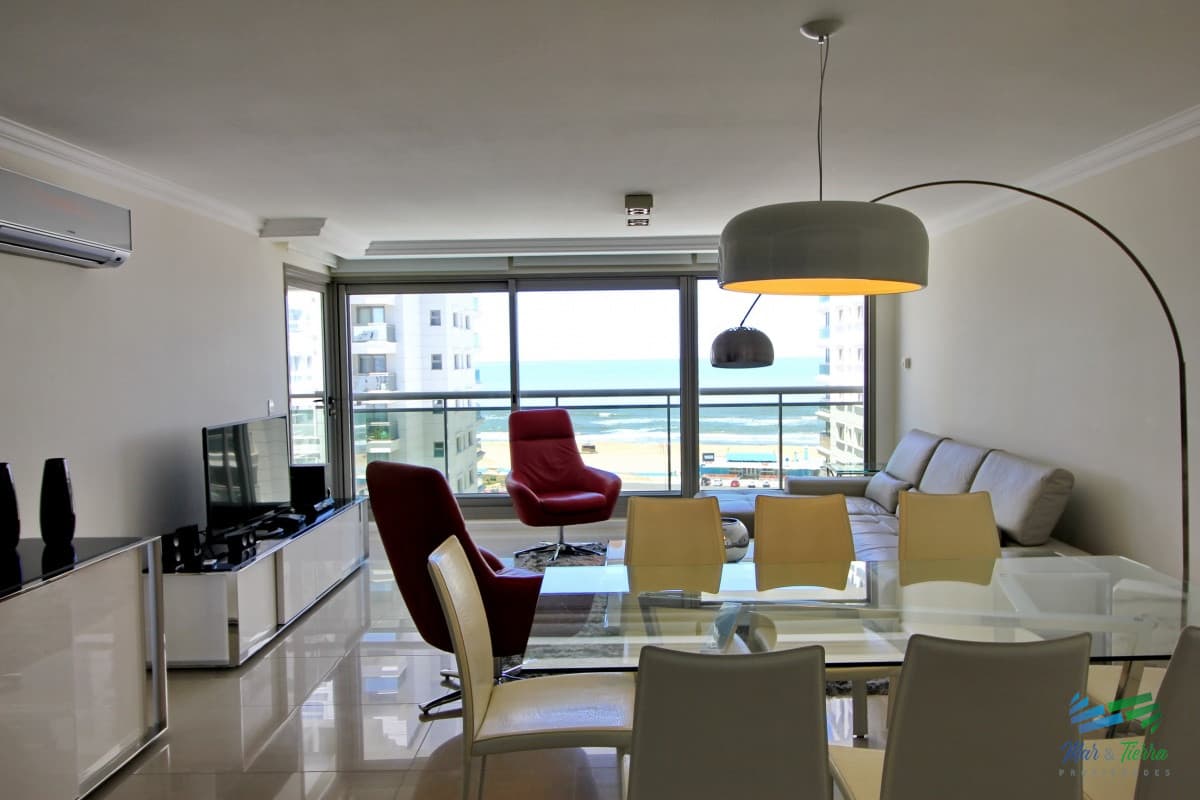 En venta apartamento Imperiale de 3 dormitorios, primera linea frente al mar, Punta del Este