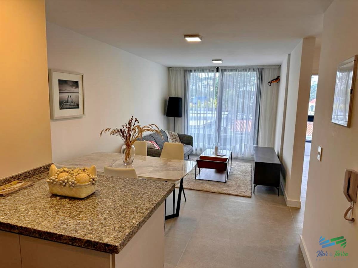Vendo apartamento 1 y 1/2 dormitorios, a estrenar, con buenos servicios, en Punta del Este