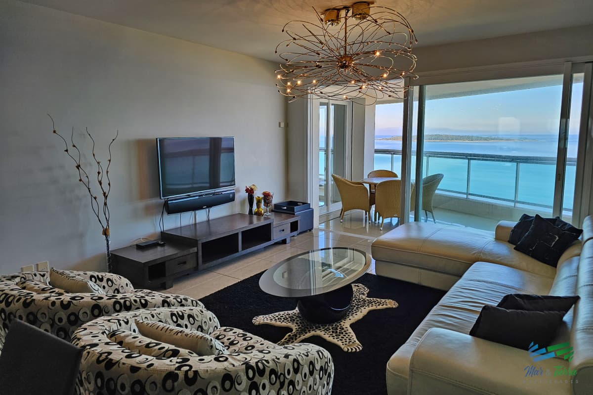 Alquilo apartamento 3 dormitorios frente al mar con servicios, Playa Mansa, Punta del Este