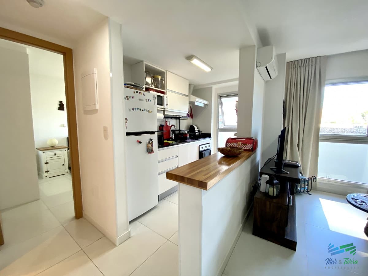 Apartamento en alquiler sobre Roosevelt con piscina y servicios, Punta del Este.