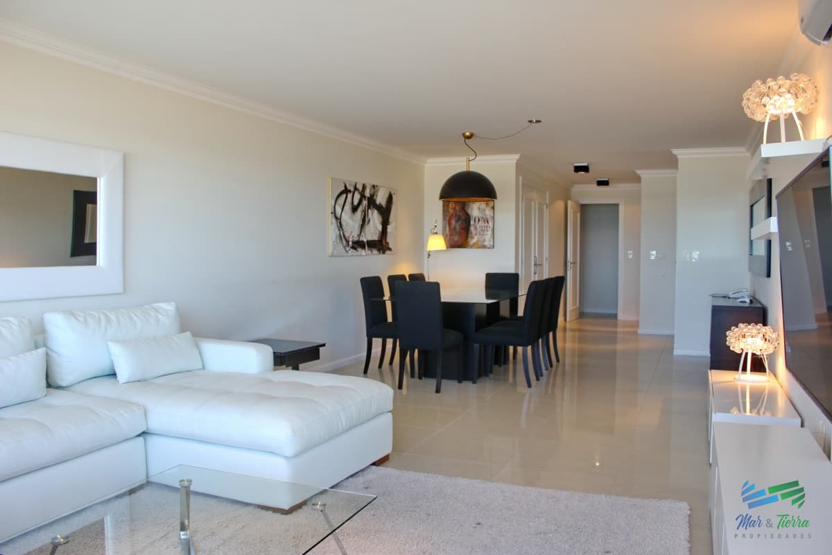 Apartamento de 3 dormitorios, primera linea frente al mar, en alquiler y venta, Punta del Este