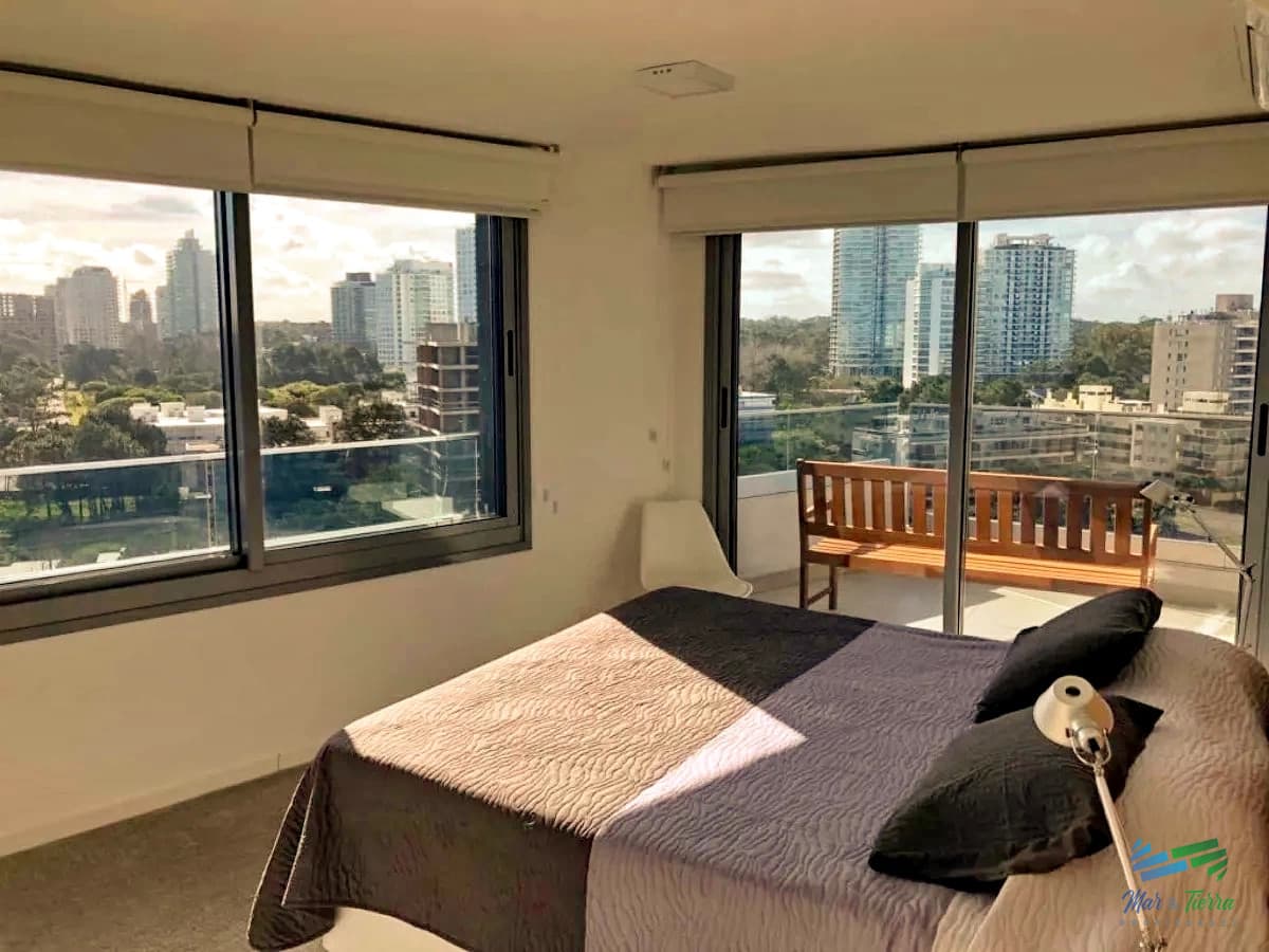 Vendo apartamento 3 dormitorios con servicios y vista parcial, playa brava, Punta del Este