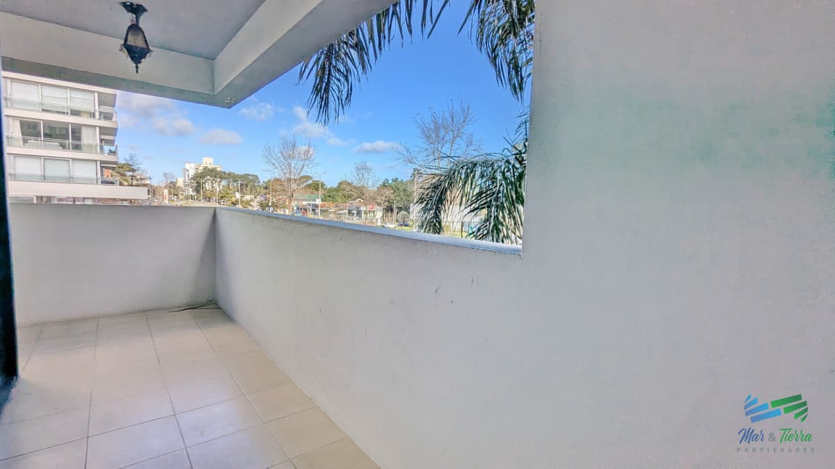 Venta de apartamento 1 dormitorio esquinero con balcon y cochera sobre Roosevelt