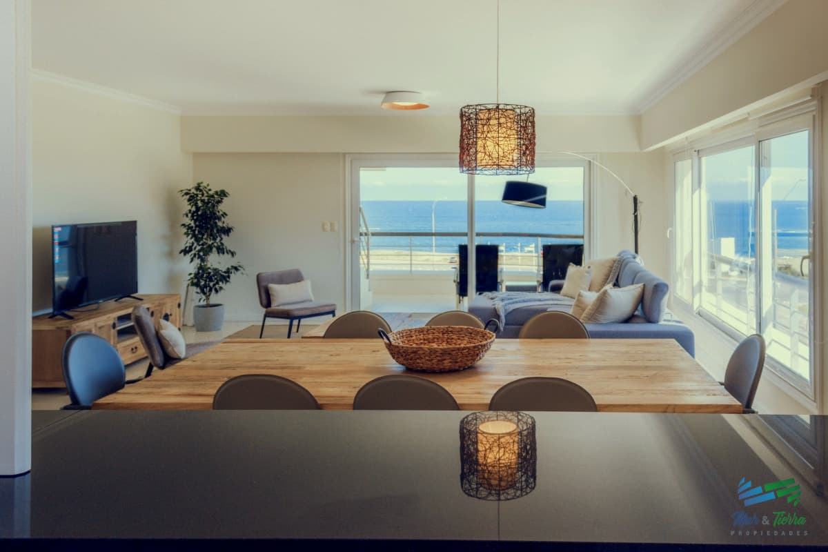 VENTA de Pent Huse sobre playa Mansa de 4 suites con todos los servicios
