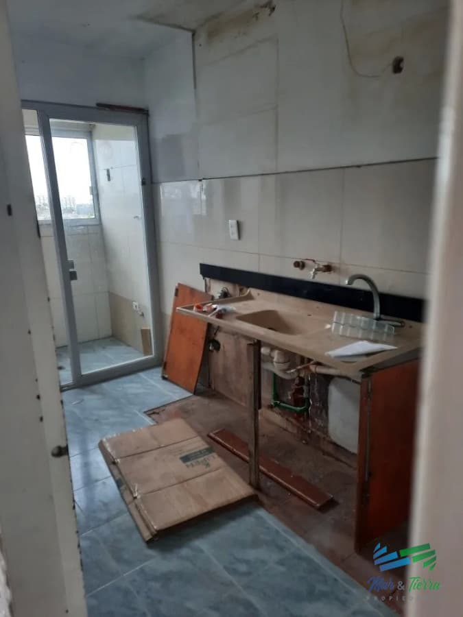 Vendo apartamento 3 dormitorios en el centro de Maldonado, piso alto.