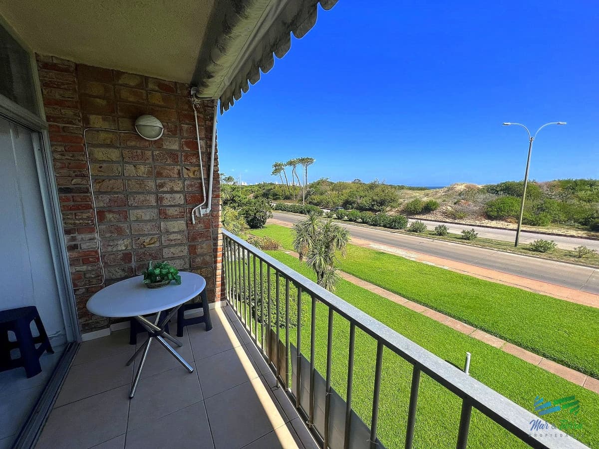 Venta de apartamento un dormitorio y medio primera línea playa Mansa Punta del Este