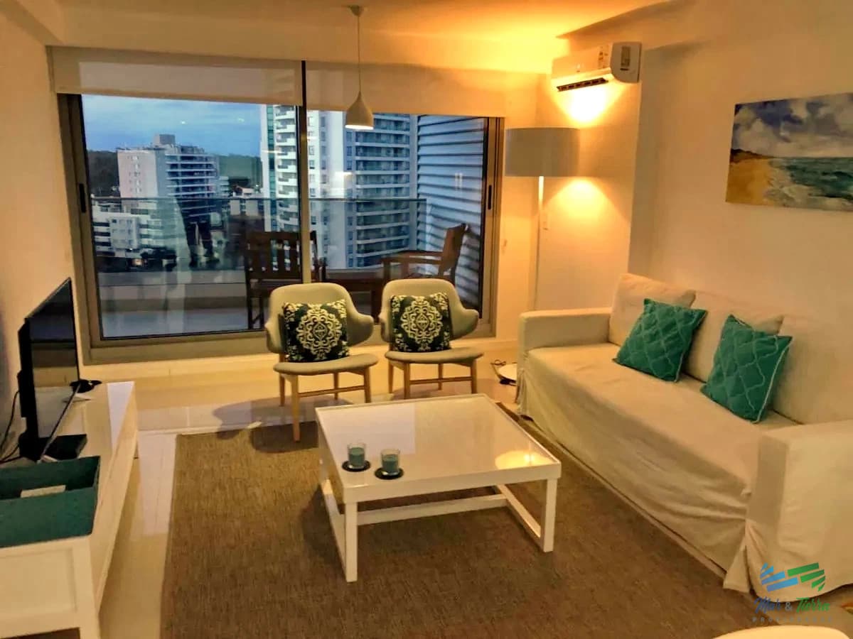 Vendo apartamento 3 dormitorios con servicios y vista parcial, playa brava, Punta del Este