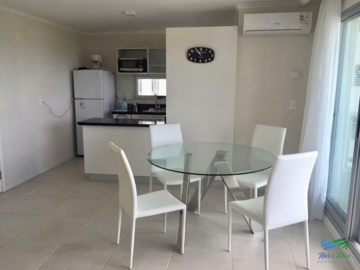 Vendo apartamento en Punta del Este, a pocas cuadras de la brava con muy buenos servicios.