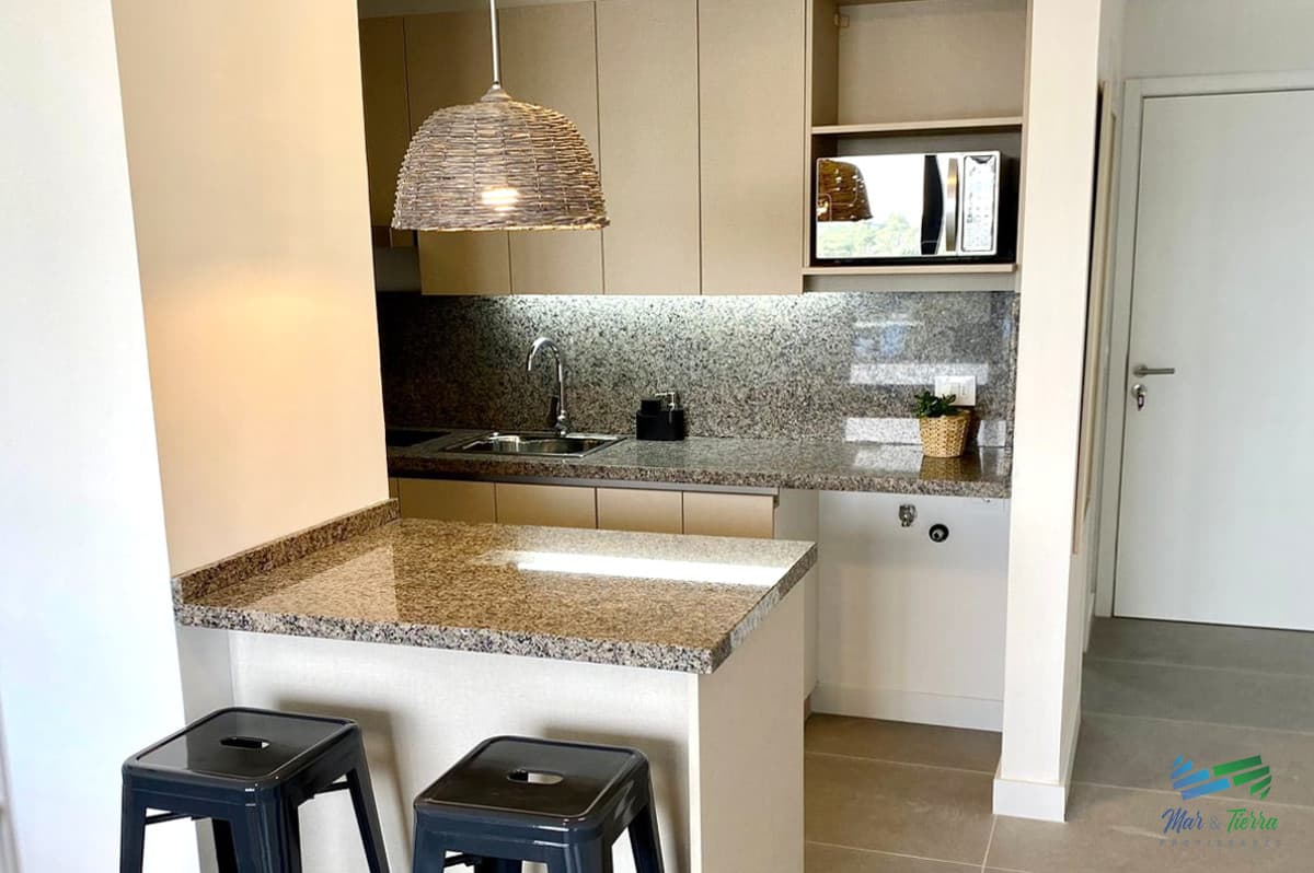 Alquilo por invierno amplio monoambiente con balcón al frente y buenos servicios, parada 5, Punta del Este