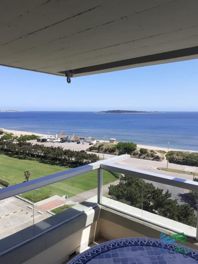 Apartamento en venta ubicado en primera línea al mar y en paradas de la mansa de Punta del Este.