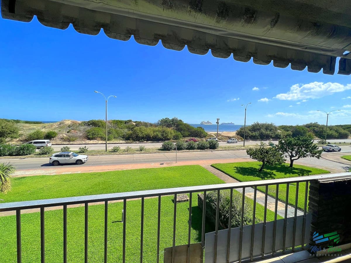 Venta de apartamento un dormitorio y medio primera línea playa Mansa Punta del Este